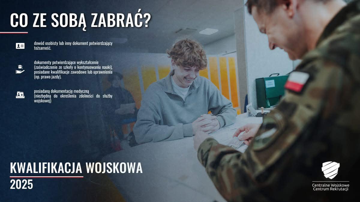 mężczyźni siedzący za stołem
