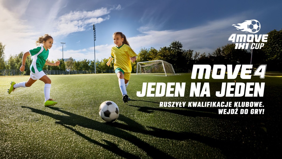 BOisko sportowe, naktórym w piłkę gra dwóch zawodników. Plakat promujacy wydarzenie. 
