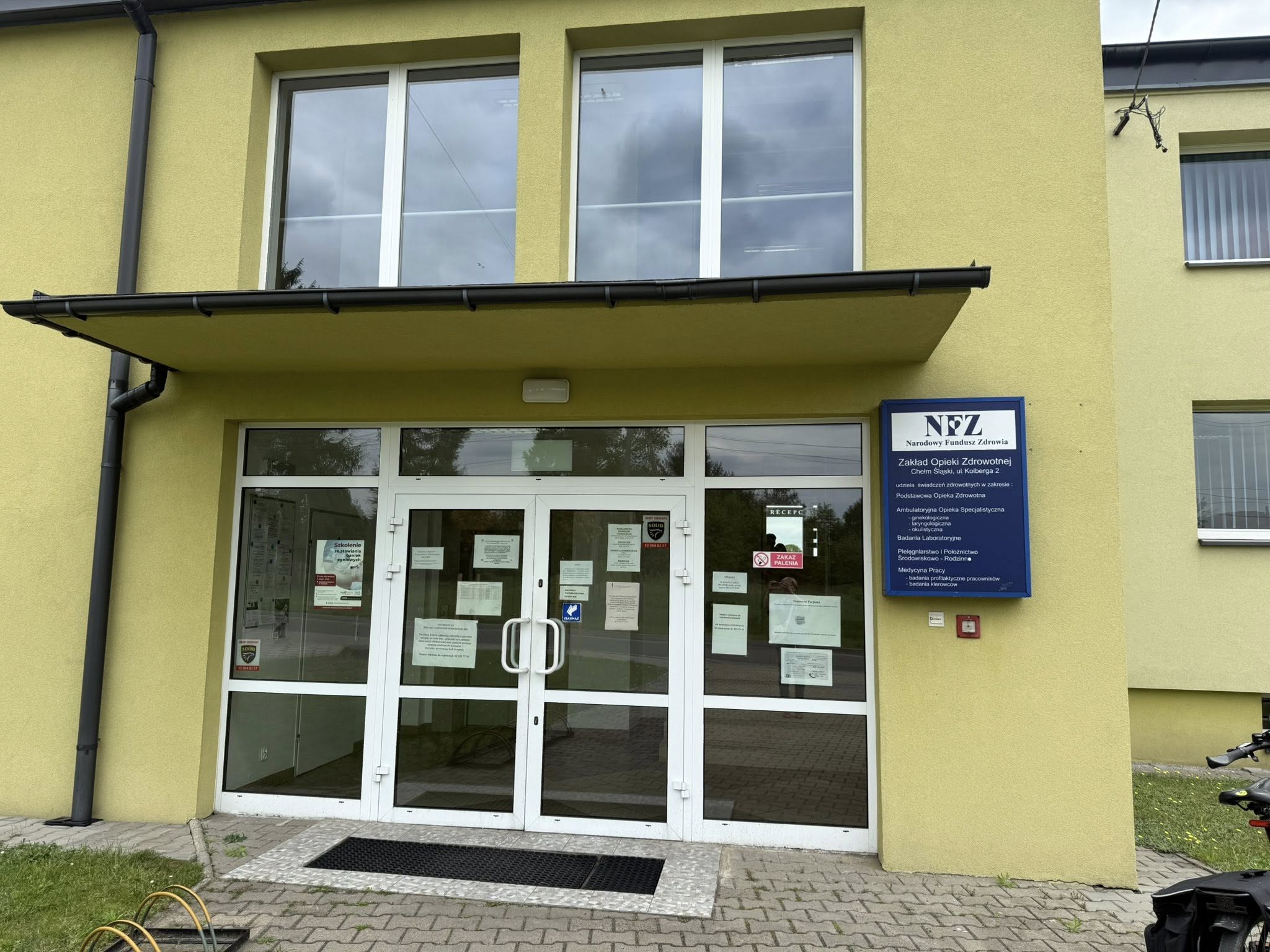Żółty budynek